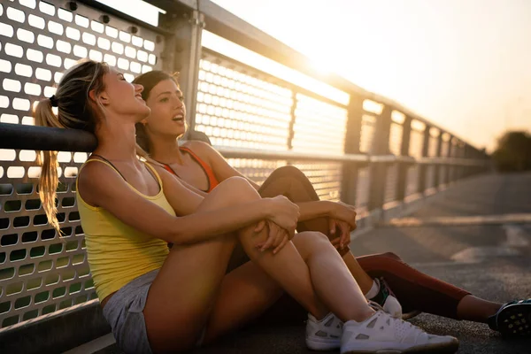 Grupo Amigos Aptos Mulheres Exercitando Juntos Livre Pessoas Esporte Conceito — Fotografia de Stock