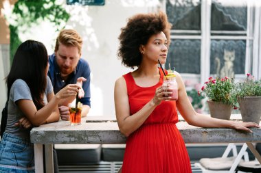 Çok ırklı arkadaş grubu eğleniyor ve sohbet ediyorlar.