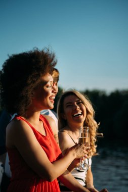 Bir grup arkadaş içiyorlar, dans ediyorlar ve dışarıda eğleniyorlar.