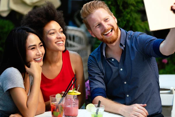 Multiracial Group Friends Having Fun Talking Together — Stock Photo, Image