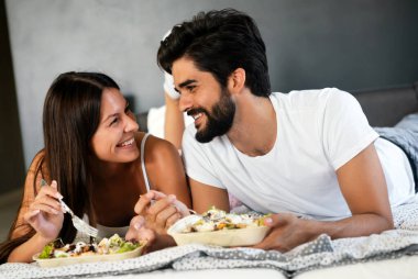 Romantik mutlu çift evde kahvaltı yapıyor.