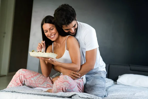 Ρομαντικό Ευτυχισμένο Ζευγάρι Παίρνει Πρωινό Στο Κρεβάτι Στο Σπίτι — Φωτογραφία Αρχείου