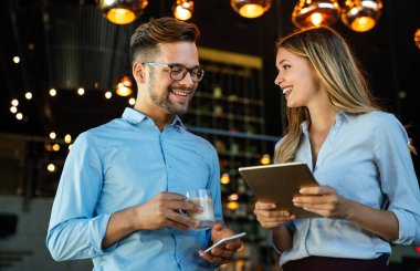 İş adamları teknoloji tabletinde çalışıyorlar genç online şirket takım çalışması konsepti.