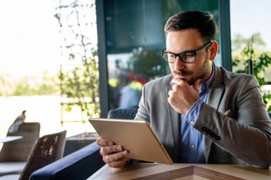 Bilgi ve teknoloji iş dünyasında çok önemlidir. Dijital aygıta sahip iş adamları