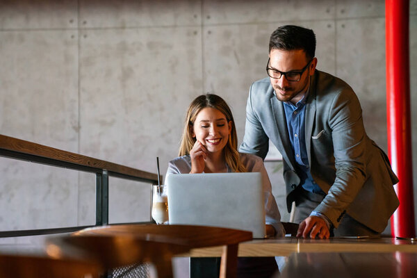 Программист, работающий в офисе компании по разработке программного обеспечения