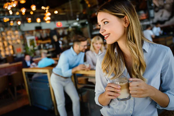 Retrato Uma Jovem Mulher Negócios Feliz Bem Sucedida Bebendo Café — Fotografia de Stock