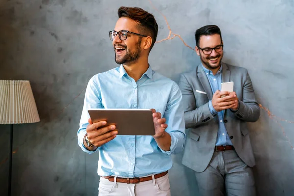 Jeune Homme Affaires Prospère Souriant Entrepreneur Dans Une Suite Affaires — Photo