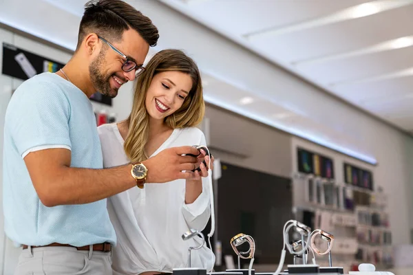 Jóvenes Felices Comprando Nuevos Aparatos Digitales Tienda Concepto Dispositivo Compra — Foto de Stock