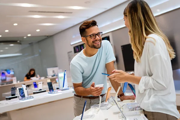 Tecnología Compras Concepto Dispositivo Digital Gadget Jóvenes Felices Comprando Nuevo — Foto de Stock