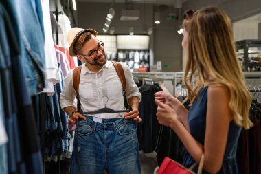 Güzel genç bir çift alışveriş yapıyor, şehirde eğleniyor. Tüketim, aşk, flört, yaşam tarzı konsepti