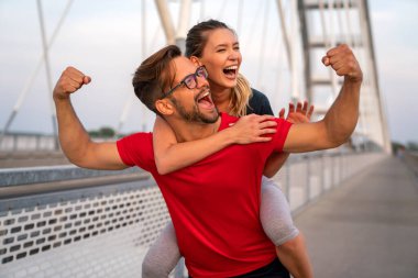 Sabah sporu. Köprüden koşarak geçen mutlu çift. Spor yaşam tarzı sağlıklı..