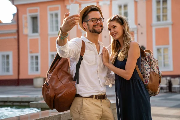 Porträtt Glada Unga Par Som Har Kul Semester Människor Reser — Stockfoto