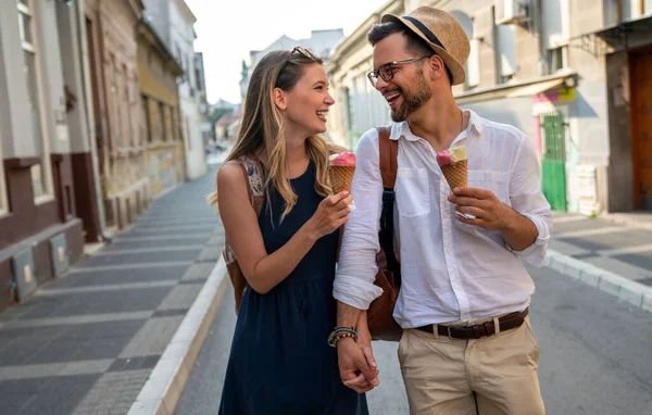 Retrato Pareja Joven Feliz Divirtiéndose Vacaciones Gente Viaja Concepto Felicidad —  Fotos de Stock