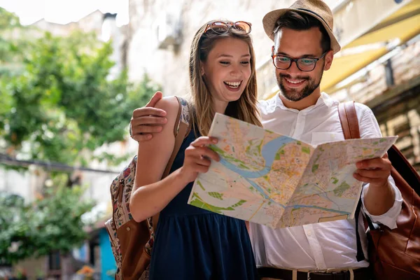 Vacaciones Vacaciones Amor Concepto Amistad Sonriendo Joven Pareja Divirtiéndose Juntos — Foto de Stock