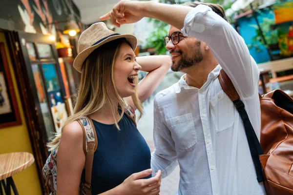 Retrato Pareja Joven Feliz Teniendo Cita Diversión Vacaciones Gente Ama — Foto de Stock