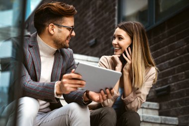 İş adamları takım çalışmasını tartışıyor beraberlik mutluluğu açık hava konsepti