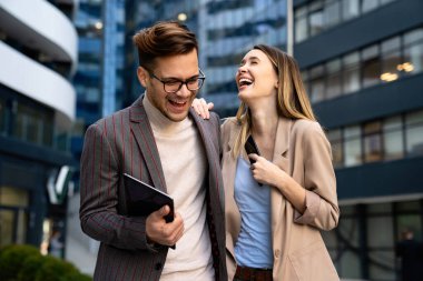 Kentsel şehir merkezinde konuşan erkek ve kadın iş stilinde birlikte çalışıyor, gülümsüyor, stil sahibi serbest insanlar konsepti.