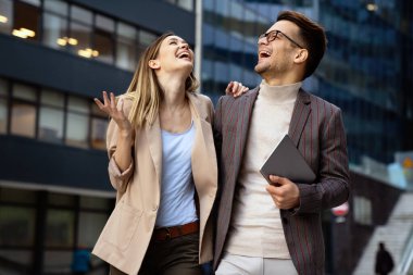 İş adamları takım çalışmasını tartışıyor beraberlik mutluluğu açık hava konsepti