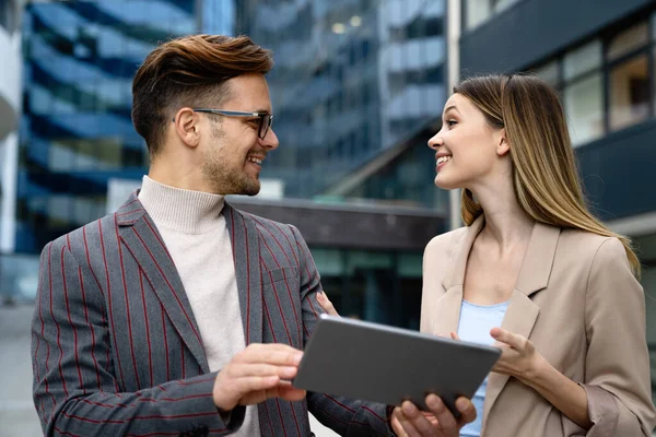 Jóvenes Empresarios Exitosos Diseñadores Disfrutando Trabajando Juntos Aire Libre Gente — Foto de Stock