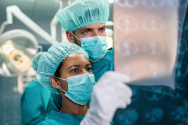 Röntgen, tomografi, tomografi, MRI ve röntgen çeken entelektüel sağlık uzmanlarının portresi.