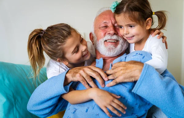 Ευτυχισμένα Παιδιά Τον Παππού Γελάει Και Απολαμβάνει Τον Ελεύθερο Χρόνο — Φωτογραφία Αρχείου