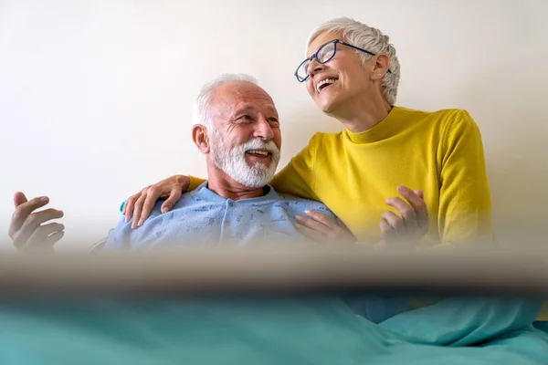 Mogna Par Förälskade Glad Äldre Kvinna Besöker Sin Man Sjukhusavdelningen — Stockfoto