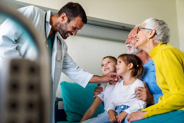 Nietas Cariñosas Abrazando Abuelo Apoyándolo Después Una Cirugía Médica Sala —  Fotos de Stock