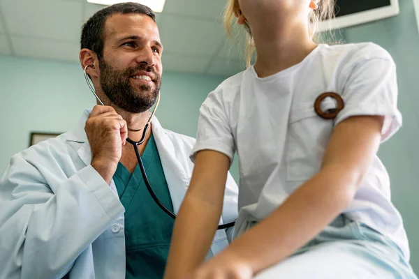Ung Läkare Undersöker Liten Flicka Med Stetoskop Sjukhus Vård Barn — Stockfoto