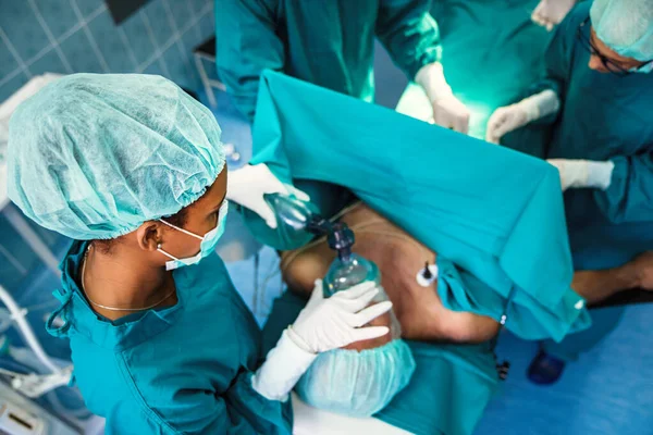 Grupo Diverso Equipo Cirujanos Trabajando Quirófano Hospital — Foto de Stock