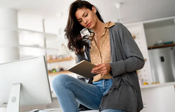 Όμορφη Σύγχρονη Γυναίκα Χρησιμοποιώντας Ψηφιακή Ταμπλέτα Για Εργαστούν Σπουδάσουν Τεχνολογία — Φωτογραφία Αρχείου