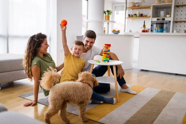 Retrato Familia Feliz Con Perro Divirtiéndose Juntos Casa Concepto Familia — Foto de Stock