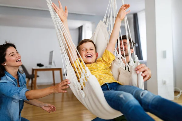 Feliz Familia Pasando Tiempo Juntos Divirtiéndose Casa Gente Concepto Felicidad — Foto de Stock