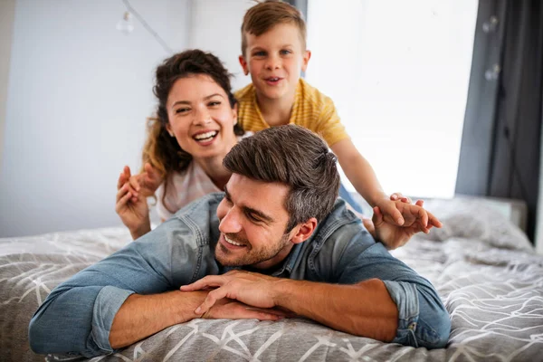 Gelukkige Familie Die Samen Tijd Doorbrengt Plezier Heeft Thuis Mensen — Stockfoto