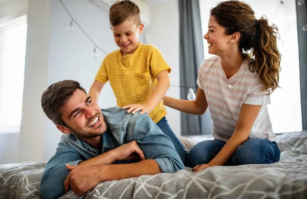 Gelukkige Familie Die Samen Tijd Doorbrengt Plezier Heeft Thuis Mensen — Stockfoto