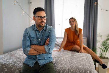 Evde tartışan mutsuz bir çift. Aile, sorun, evlilik anlaşmazlığı, kavga insanları konsepti.