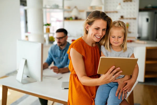 Bonne Famille Passer Temps Maison Utilisant Des Appareils Numériques Ensemble — Photo