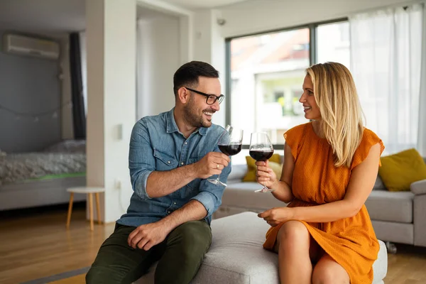 Gelukkig Jong Stel Dat Een Romantisch Afspraakje Heeft Wijn Drinkt — Stockfoto