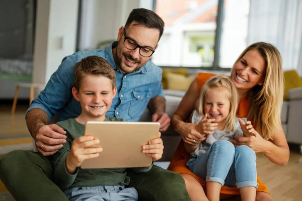 Mutlu Genç Aile Evde Eğleniyor Çocuklu Aileler Dijital Cihaz Kullanıyor — Stok fotoğraf