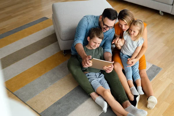 Mutlu Genç Aile Evde Eğleniyor Çocuklu Aileler Dijital Cihaz Kullanıyor — Stok fotoğraf
