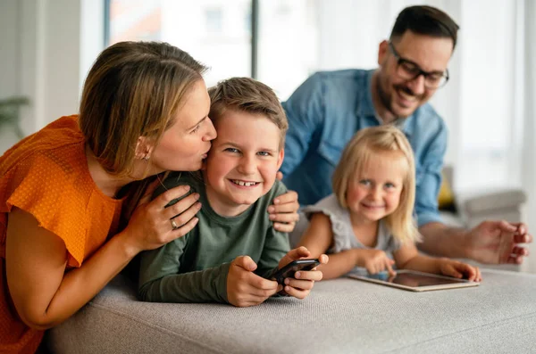 Concepto Educación Línea Familiar Tecnología Dispositivos Digitales Familia Joven Feliz — Foto de Stock