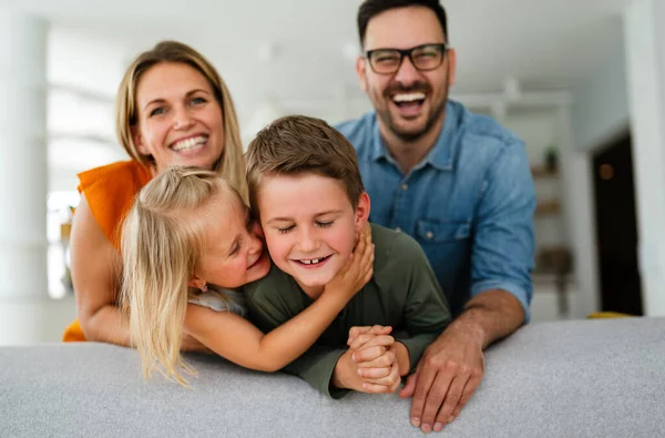 Feliz Jovem Família Divertindo Casa Pais Filhos Adoram Conceito Felicidade — Fotografia de Stock