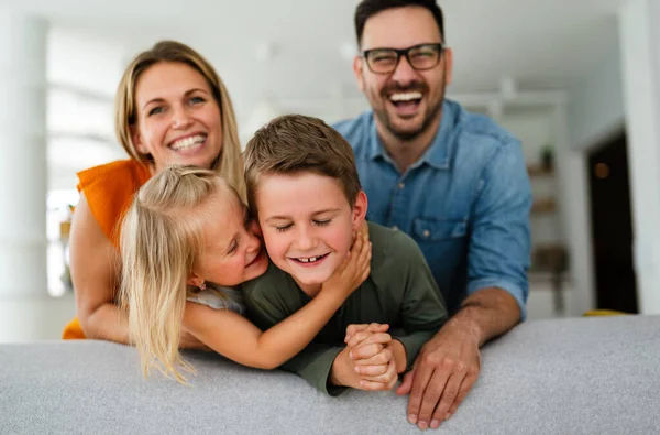 Šťastná Mladá Rodina Baví Doma Rodiče Děti Milují Koncept Štěstí — Stock fotografie