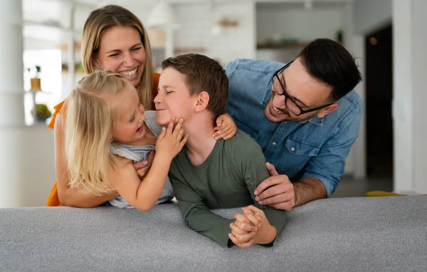 Gelukkige Jonge Familie Heeft Plezier Thuis Ouders Kinderen Houden Van — Stockfoto