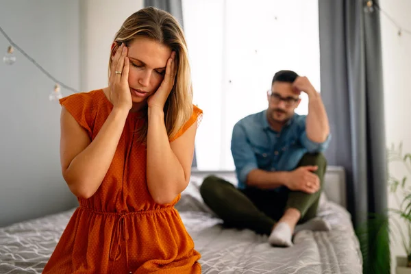 Frusztrált Fiatal Pár Vitatkozik Házassági Gondjai Vannak Csalódott Szerelemben Válás — Stock Fotó