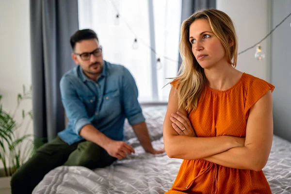 Frustrerade Unga Par Grälar Och Har Äktenskapsproblem Besviken Kärlek Begreppet — Stockfoto