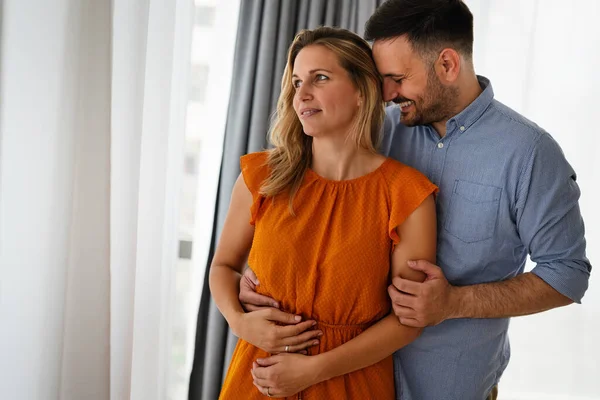 Porträt Eines Liebenden Jungen Paares Das Sich Umarmt Und Romantische — Stockfoto