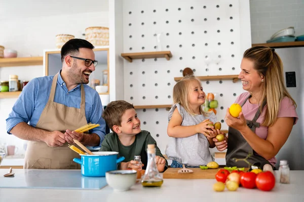 Joyeux Jeune Famille Préparant Des Aliments Sains Ensemble Dans Cuisine — Photo