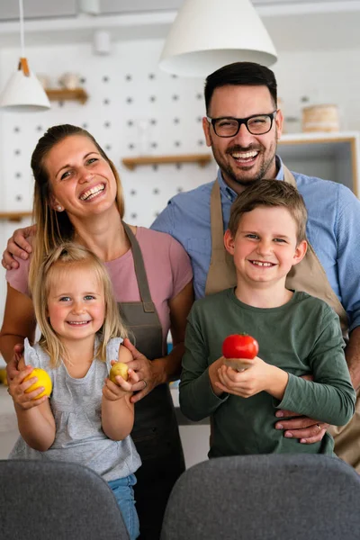 Glückliche Junge Familie Bereitet Der Küche Gemeinsam Gesundes Essen Menschen — Stockfoto