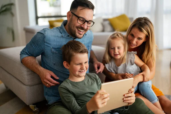 数字装置技术家庭在线教育的概念 快乐的年轻家庭 家里有数码设备 — 图库照片