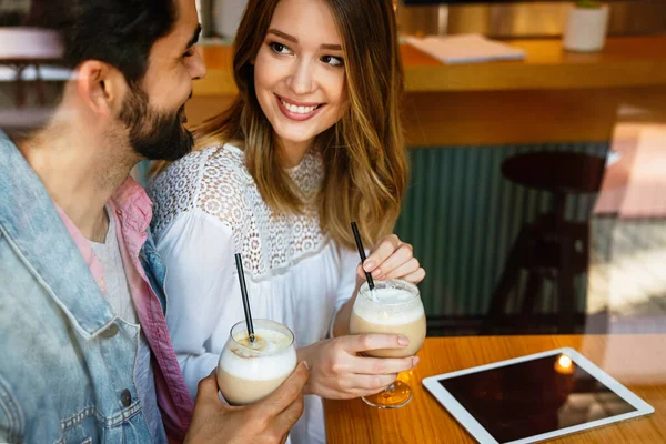 一对年轻貌美的恋人坐在咖啡店里 享受着平板电脑的乐趣 学生们在咖啡馆休息的时候 生活方式 — 图库照片